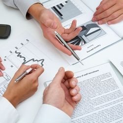 Diskusi profesional dan analisis kebutuhan bisnis